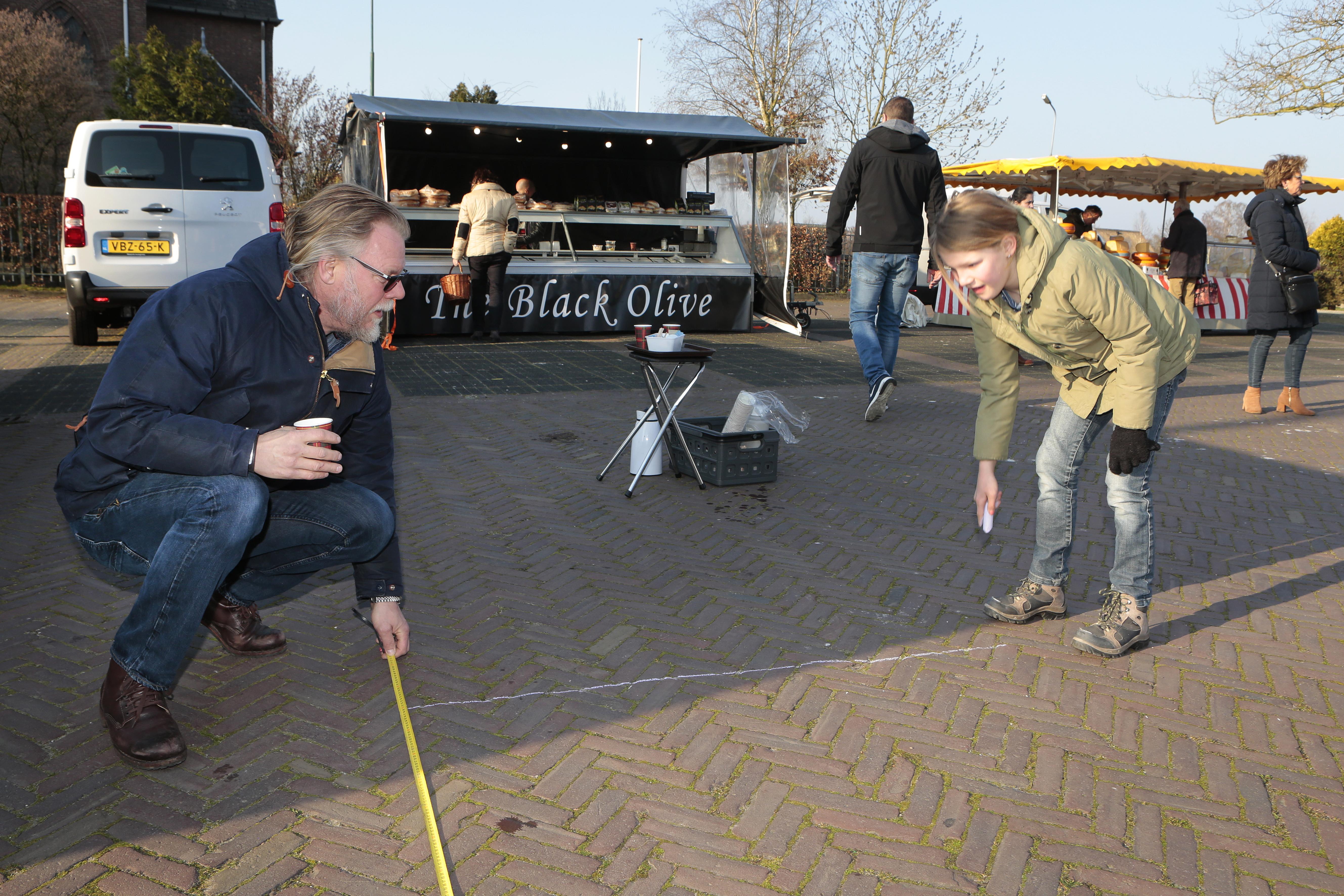 Afstand houden op Ankevener markt, waar de koffietent erg wordt gemist: ’Ik ga maar gelijk naar huis
